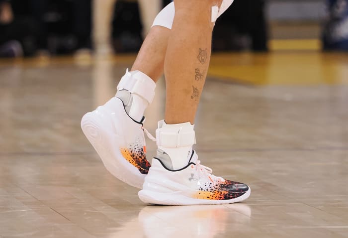 View of Stephen Curry's white and black shoes.