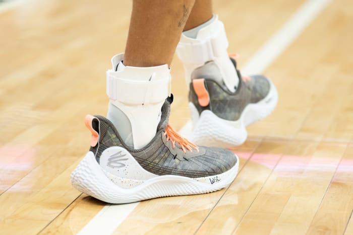 View of Stephen Curry's grey and white shoes.