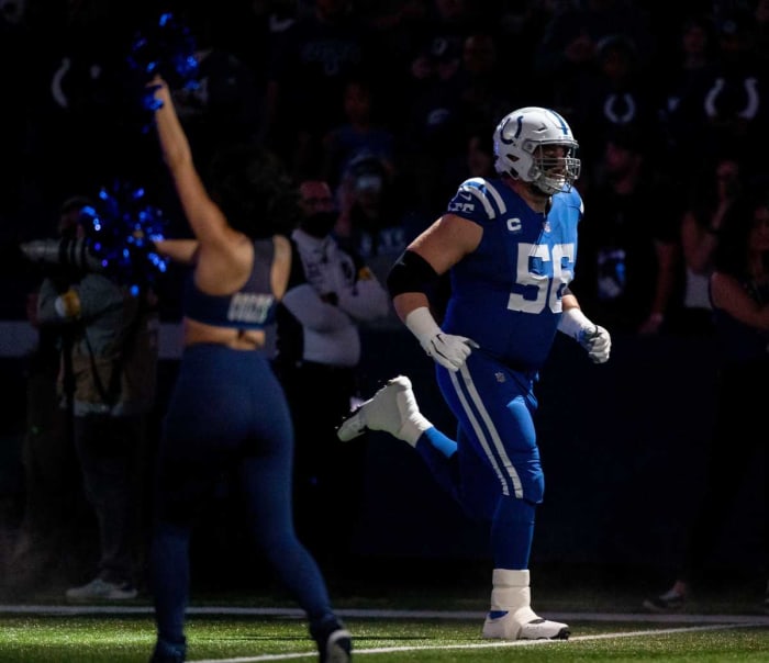 Le gardien des Colts d'Indianapolis Quinton Nelson (56 ans) prendra le terrain le jeudi 4 novembre 2021, avant un match contre les Jets de New York au Lucas Oil Stadium d'Indianapolis.