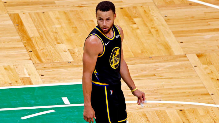 Guard Golden State Warriors Stephen Curry (30) merespons pada kuarter keempat melawan Boston Celtics di Game Tiga Final NBA 2022.