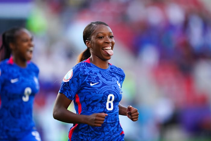 La championne du triplé Grace Giroud est photographiée en train de célébrer après avoir marqué lors de la victoire 5-1 de la France sur l'Italie au Championnat d'Europe de football féminin 2022.