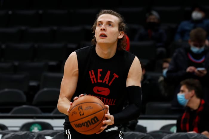 El portero de los Miami Heat, Kyle Jay (5), asiste antes del partido contra los Boston Celtics en el TD Garden.