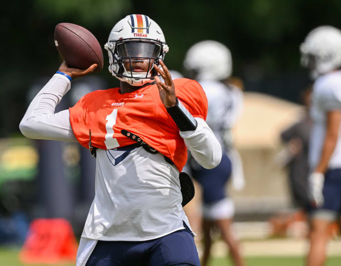 9 Auburn 1T.J. Finley (1)Auburn football practice on Tuesday, Aug. 9, 2022 in Auburn, Ala.Todd Van Emst/AU Athletics