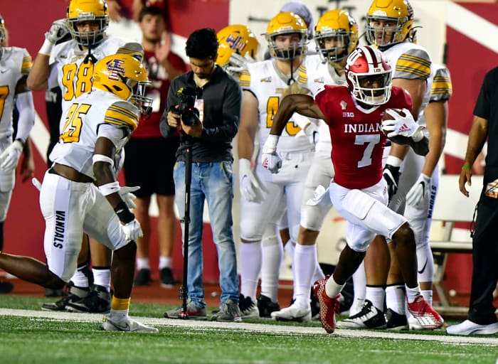 D.J. Matthews runs the ball to the end zone in Indiana's game versus Idaho.