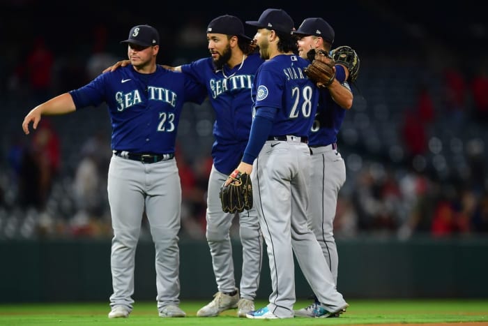 16 août 2022 ;  Anaheim, Californie, États-Unis ;  Le joueur de premier but des Mariners de Seattle Ty France (23 ans) et les Mariners célèbrent une victoire sur les Angels de Los Angeles au Angel Stadium.  Crédit obligatoire : Gary A. Vasquez-USA TODAY Sports