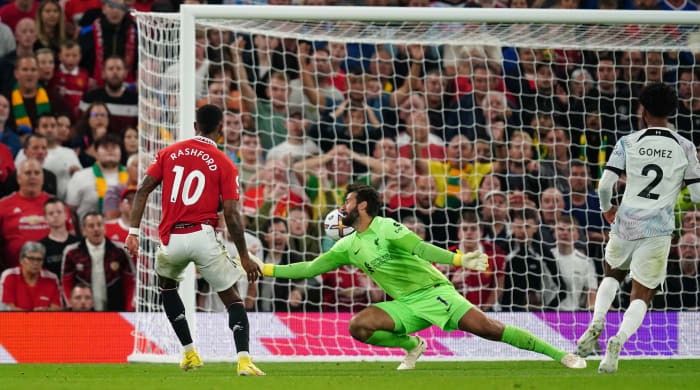 Marcus Rashford marca un gol para el Manchester United.