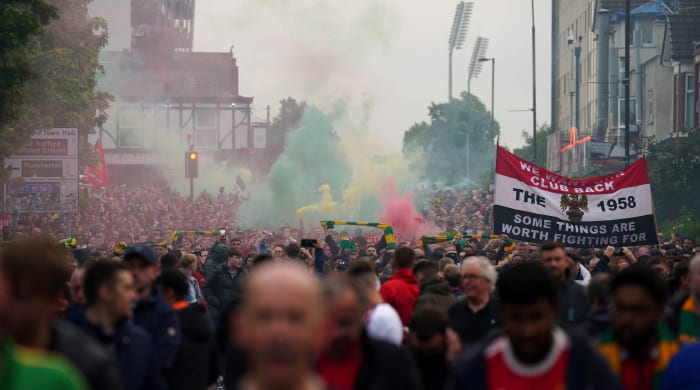 Aficionados del Manchester United protestan contra la propiedad de la familia Glazer.