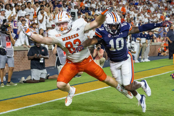 Auburn defensive back Zion Puckett defends a pass vs Mercer.