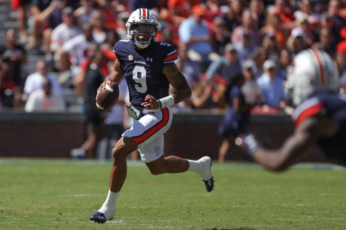 Robby Ashford looks downfield against the Missouri defense.