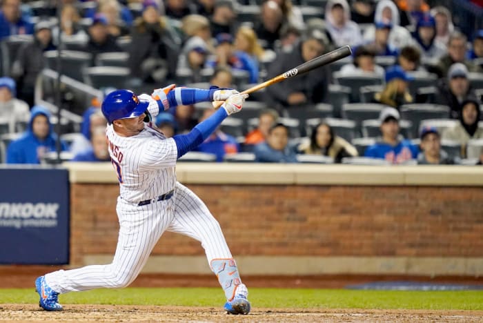 Pete Alonso crushes a go-ahead solo home run against the Padres.