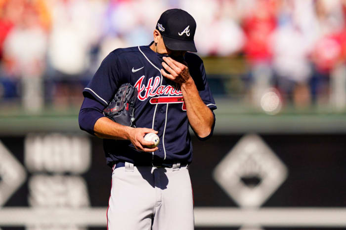 Atlanta's Charlie Morton wipes his face as he labored through his start against the Phillies.