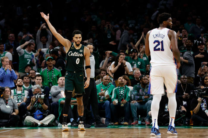 Penyerang Boston Celtics Jayson Tatum (0) menyambut penonton saat center Philadelphia 76ers Joel Embiid (21) membuang muka selama kuarter keempat di TD Garden.