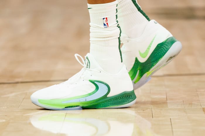 Giannis Antetokounmpo Makes Bucks Teammates Wear His Nike Shoes ...