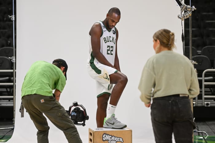 Khris Middleton stays with the Milwaukee Bucks on a 3-year, $102 ...