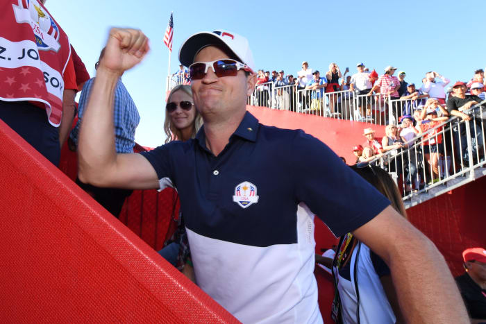 Zach Johnson alza il pugno dopo aver vinto una partita in singolo alla Ryder Cup 2016 a Hazeltine, Minnesota.