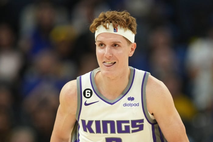 Penjaga Kings Kevin Huerter berlari di lapangan.