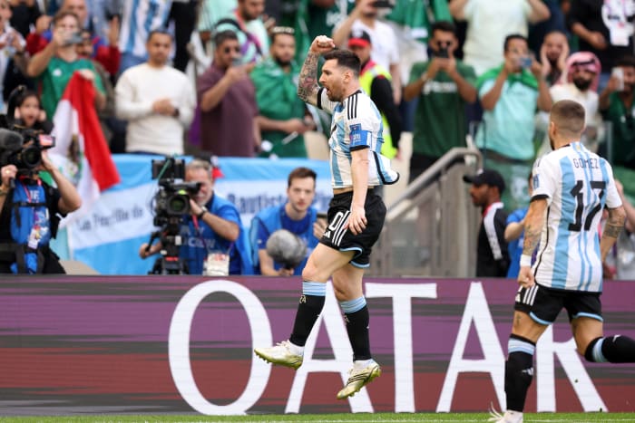 Lionel Messi fotografiado celebrando después de marcar su primer gol en la Copa Mundial de la FIFA 2022 en Qatar