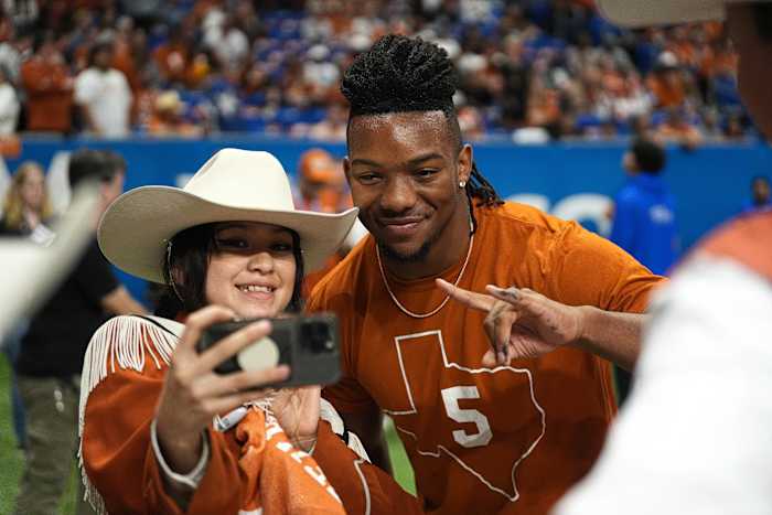 Texas Longhorns Ex Bijan Robinson Reveals Thoughts On 'Horns Down ...