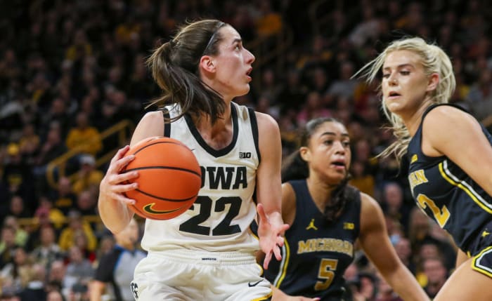 Caitlin Clark Sets All-Time Scoring Record - Sports Illustrated Iowa ...