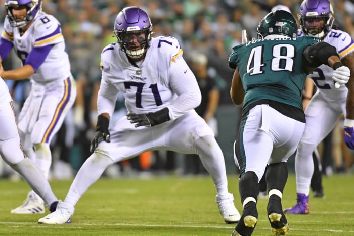 September 19, 2022;  Philadelphia, Pennsylvania, USA;  Minnesota Vikings offensive tackle Christian Darrisaw (71) prepares to make a block against the Philadelphia Eagles at Lincoln Financial Field. 