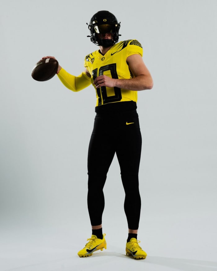 Oregon Football: Oregon Ducks Reveal Uniform Combination For Showdown ...