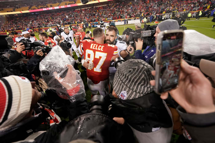 Kansas City Chiefs tight end Travis Kelce and Philadelphia Eagles center Jason Kelce shared a nice moment falling the Eagles’ win at Arrowhead Stadium in Week 11.