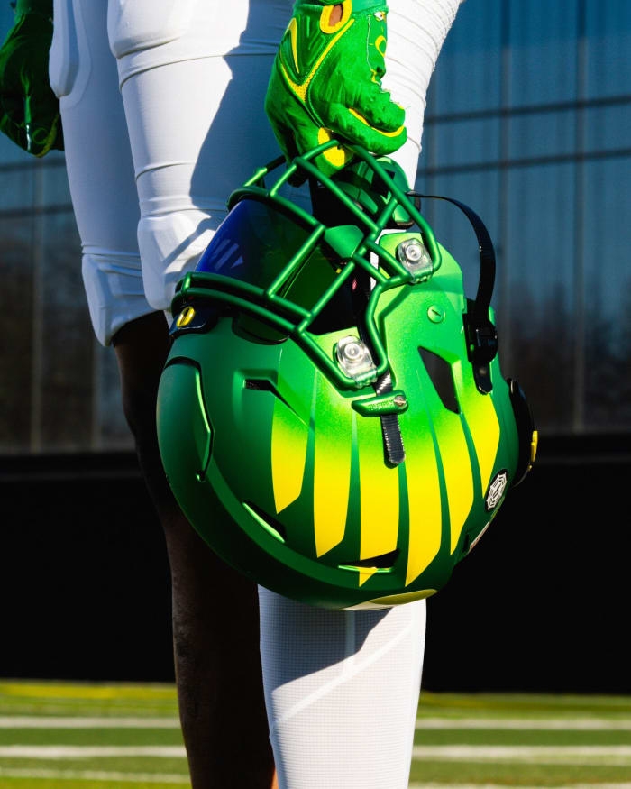 Oregon Ducks Football Reveals Uniform Combination For Pac-12 ...