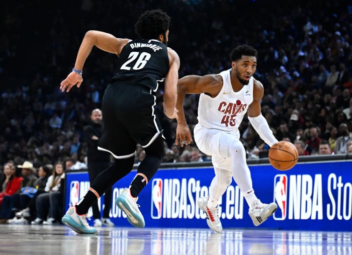 11 janvier 2024 ;  Paris France;  Le garde des Cleveland Cavaliers Donovan Mitchell (45) dirige le panier contre le garde des Brooklyn nets Spencer Dinwiddie (26) lors d'un match NBA Paris à l'AccorHotels Arena.  Crédit obligatoire : Alexis Reau/Presse Sports via USA TODAY Sports