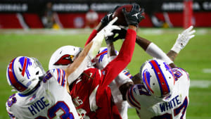 DeAndre Hopkins de los Cardenales atrapa el pase de Hail Mary