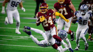 Washington Football Team volver corriendo Antonio Gibson (24) corre para un touchdown contra los Dallas Cowboys durante la segunda mitad en AT&T Stadium.