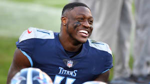 El receptor de los Titans, AJ Brown, sonriendo en la banca