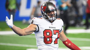 El ala cerrada de los Tampa Bay Buccaneers Rob Gronkowski (87) celebra tras anotar un touchdown contra los Detroit Lions durante el tercer cuarto en el Ford Field.