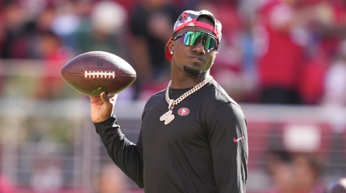 12 de agosto de 2022;  Santa Clara, California, Estados Unidos;  El receptor abierto de los San Francisco 49ers, Deebo Samuel (19), antes del partido contra los Green Bay Packers en el Levi's Stadium.