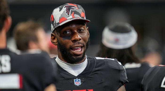 27 de agosto de 2022;  Atlanta, Georgia, Estados Unidos;  El ala cerrada de los Atlanta Falcons, Kyle Pitts (8), se muestra en el banco durante el partido contra los Jacksonville Jaguars durante la segunda mitad en el Mercedes-Benz Stadium.