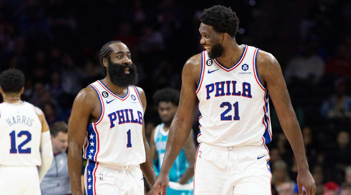 12 Oktober 2022;  Philadelphia, Pennsylvania, AS;  Center Philadelphia 76ers Joel Embiid (21) berbicara dengan guard James Harden (1) setelah mencetak gol ke gawang Charlotte Hornets pada kuarter pertama di Wells Fargo Center.