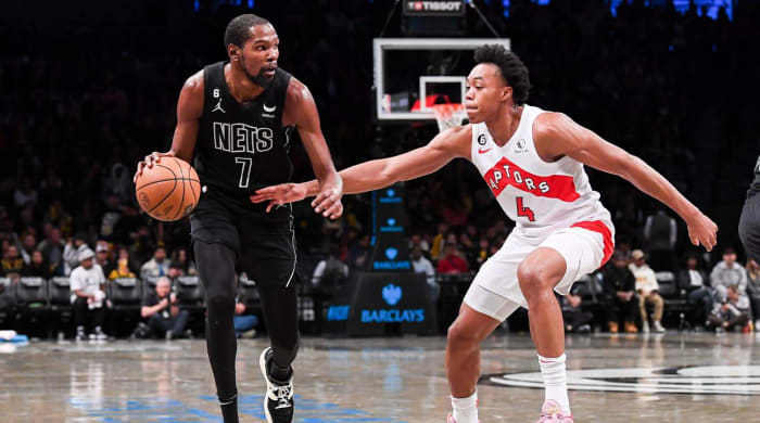 21 Oktober 2022;  Brooklyn, New York, AS;  Penyerang Brooklyn Nets Kevin Durant (7) menggiring bola dengan bola yang dipertahankan oleh penyerang Toronto Raptors Scottie Barnes (4) selama kuarter ketiga di Barclays Center.