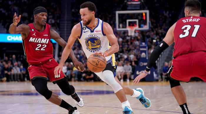 27 Oktober 2022;  San Francisco, California, AS;  Guard Golden State Warriors Stephen Curry (30) melewati forward Miami Heat Jimmy Butler (22) pada kuarter ketiga di Chase Center.