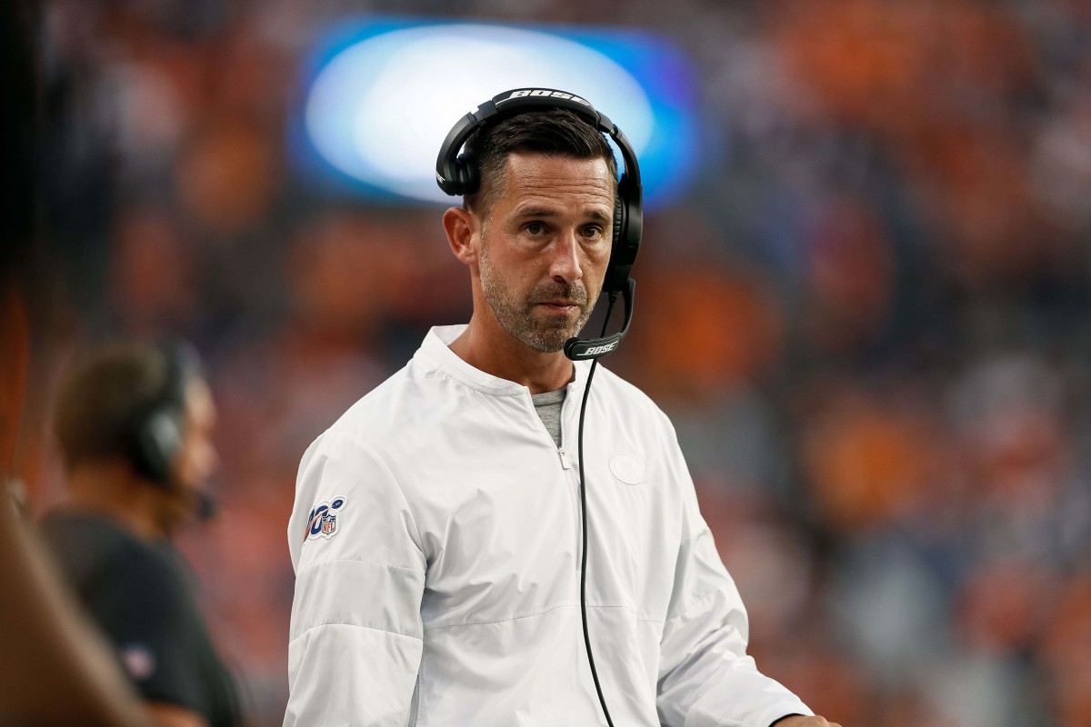 Is Kyle Shanahan Making A Mistake By Keeping Three Quarterbacks On The ...