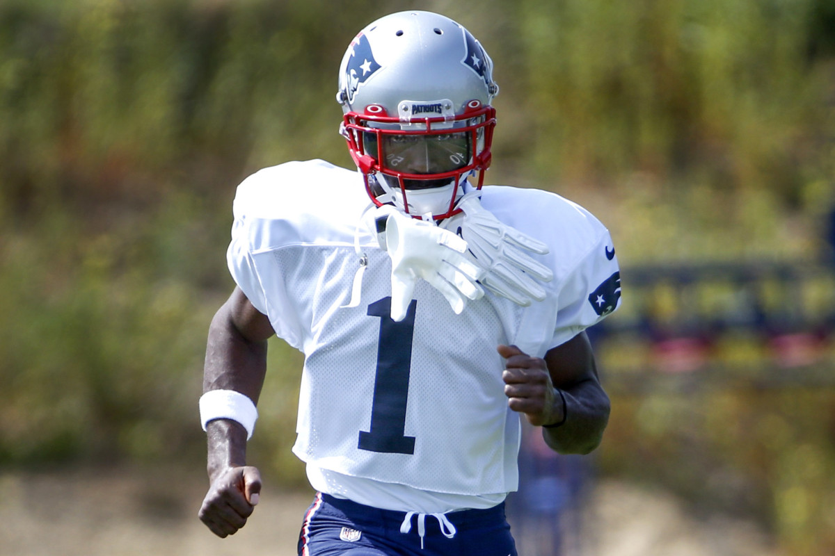 Antonio Brown makes his first appearance at a Patriots practice