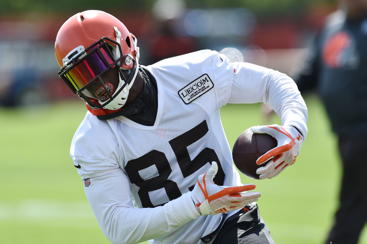 Browns tight end David Njoku suffers broken wrist, may need surgery