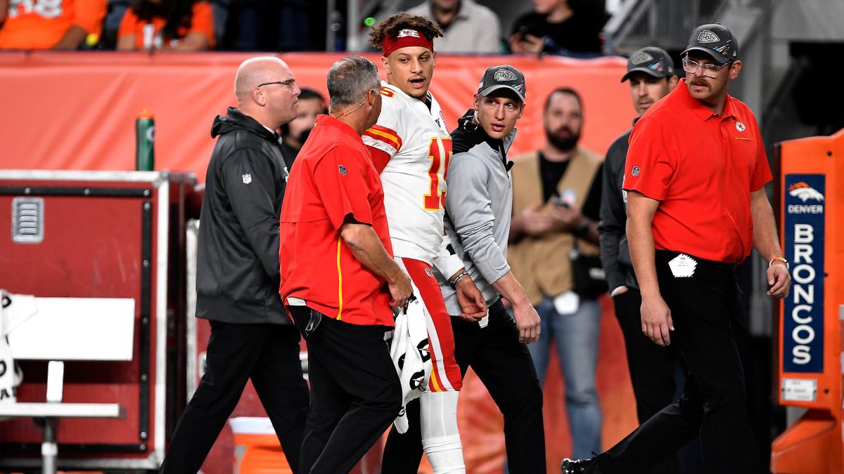 Patrick Mahomes Could Miss At Least Three Weeks With Dislocated Kneecap ...