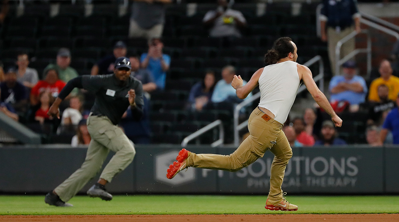 Braves mascot runs onto field, tackled during Diamondbacks game