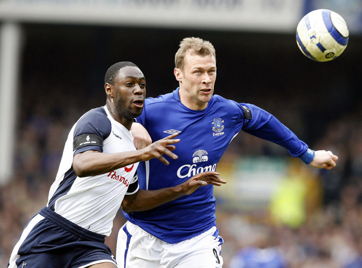 Everton's  Duncan Ferguson (R) vies with