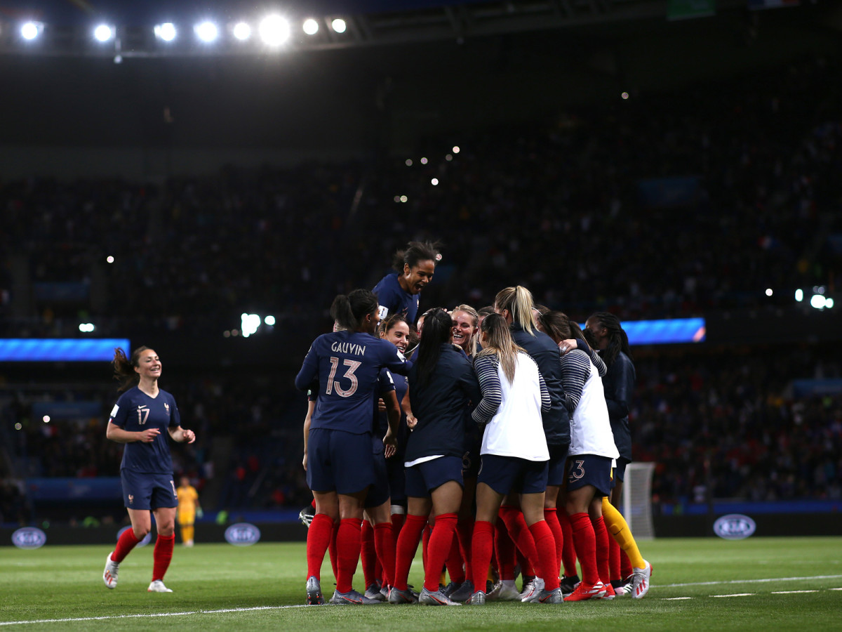 france-goal-south-korea-renard-huddle.jpg