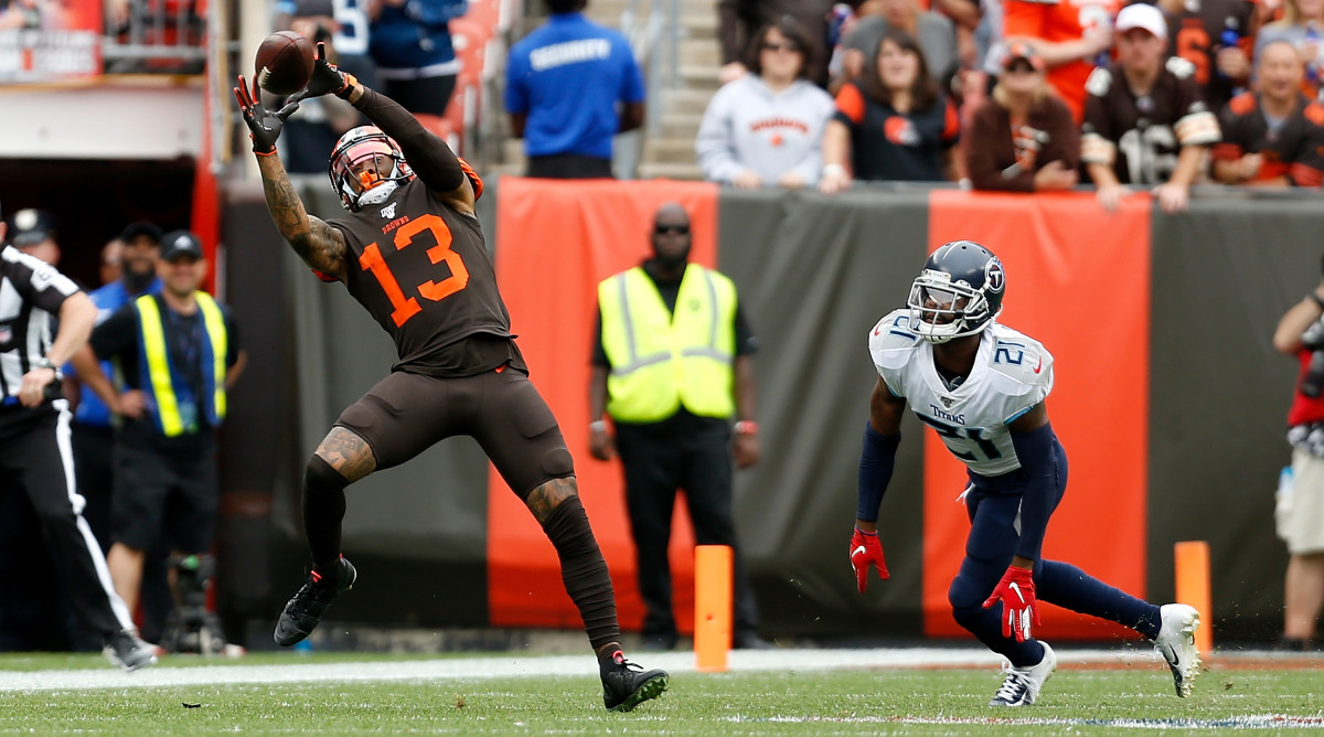 Odell Beckham Jr. tosses Super Bowl 2022 gloves to Kanye West, kids