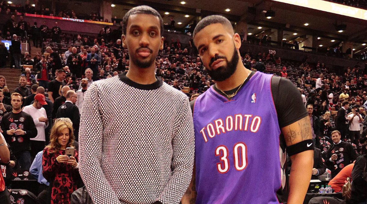 Drake trolls Steph Curry with dad Dell's Raptors jersey