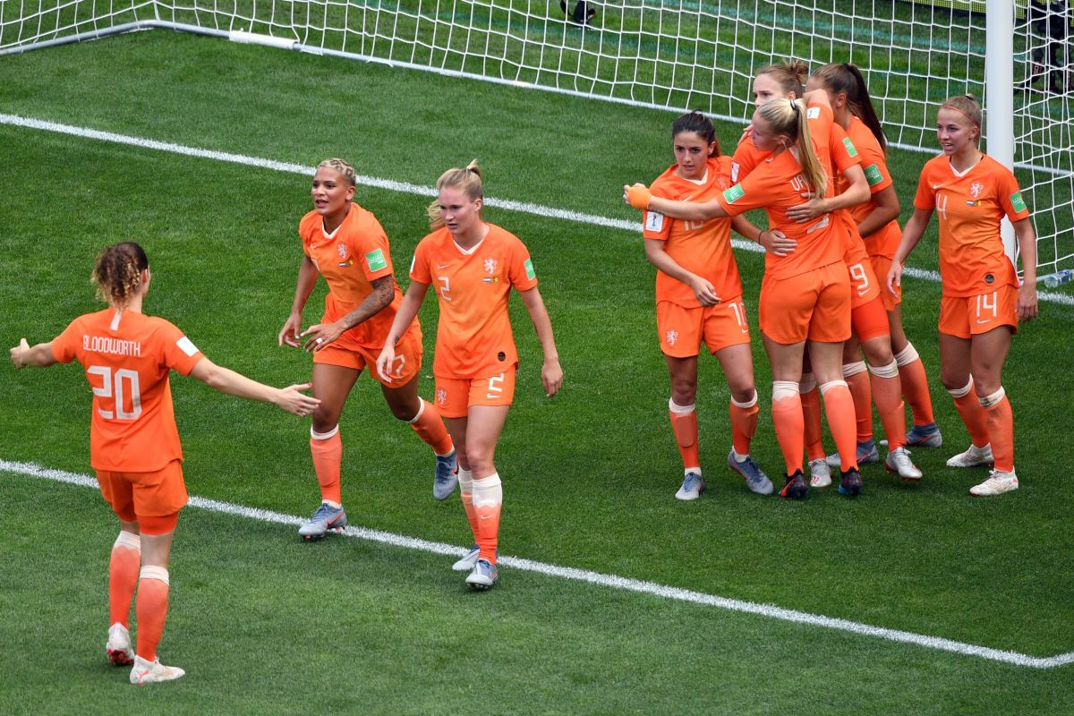 fbl-wc-2019-women-match22-ned-cmr-5d0625e2a412bd34e8000001.jpg