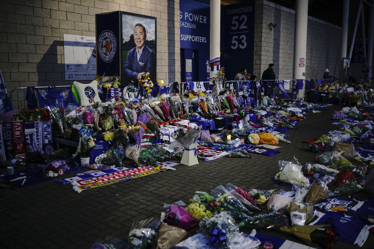 mourners-pay-tribute-after-leicester-city-helicopter-crash-5bd9ab66554a60ad1f000007.jpg