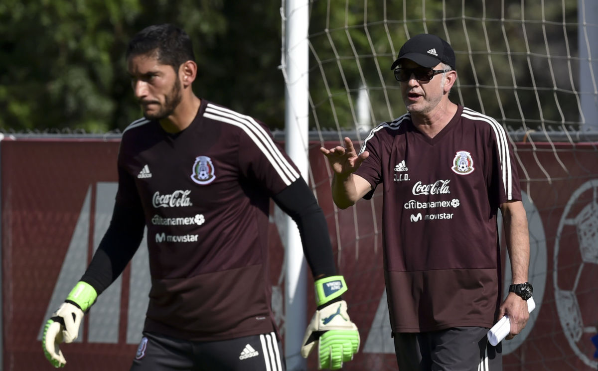 fbl-wc2018-mexico-training-5b089142347a0292c5000002.jpg