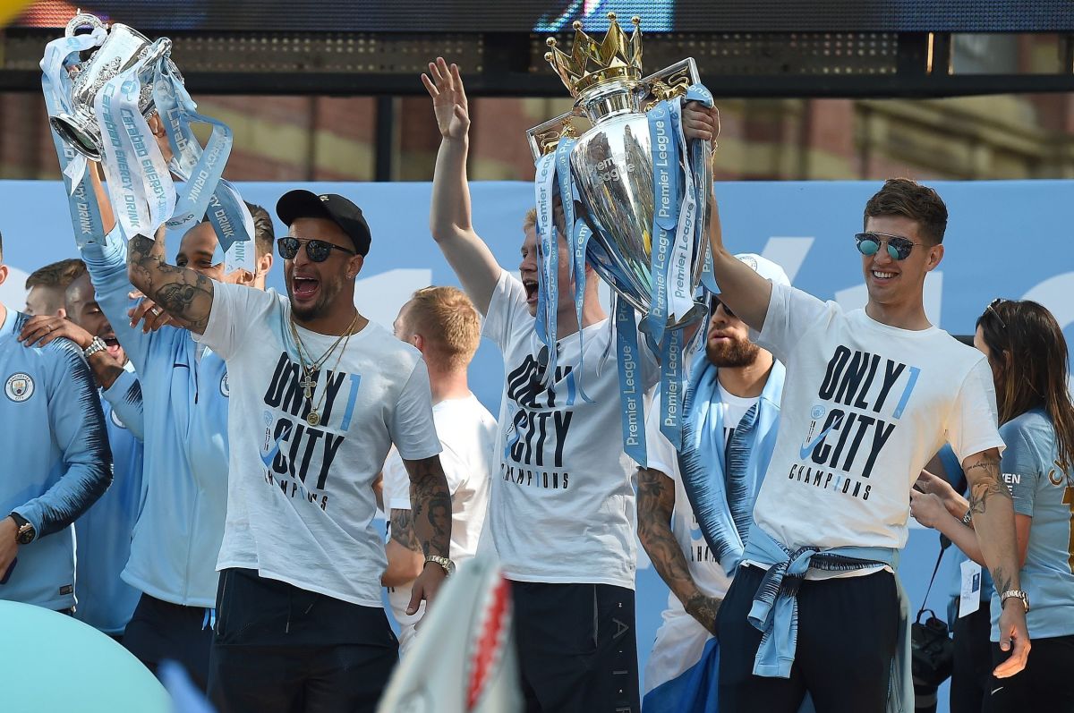 fbl-eng-pr-man-city-trophy-parade-5b55eb2c7134f6ec6a000008.jpg